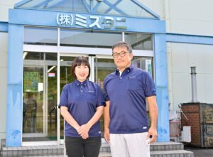 店舗前の社長夫婦